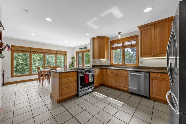 3205 Reston Court NE, Cedar Rapids, IA 52402