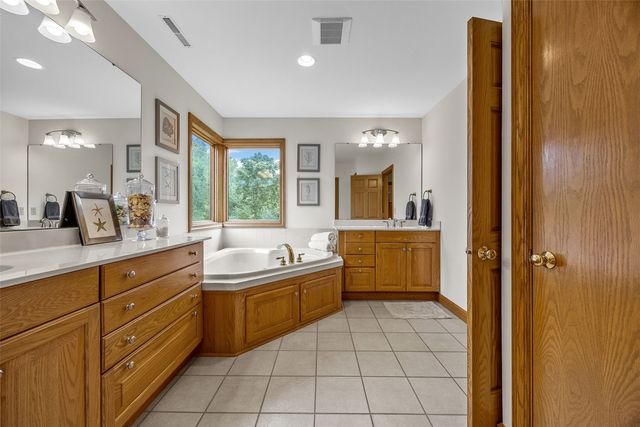 3205 Reston Court NE, Cedar Rapids, IA 52402