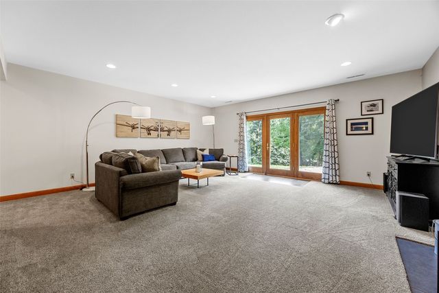 3205 Reston Court NE, Cedar Rapids, IA 52402