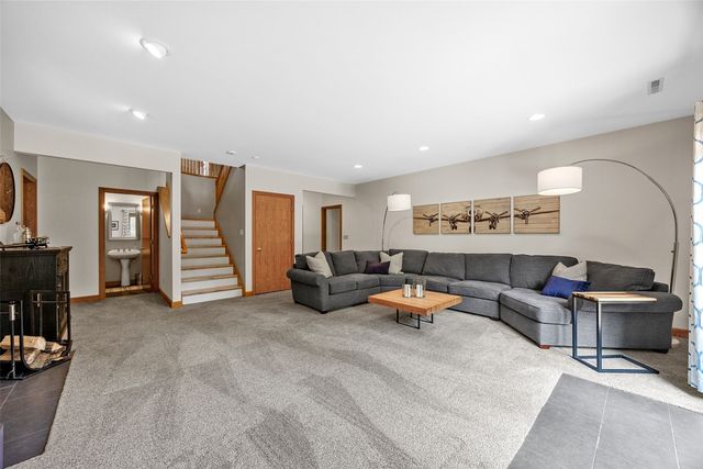 3205 Reston Court NE, Cedar Rapids, IA 52402