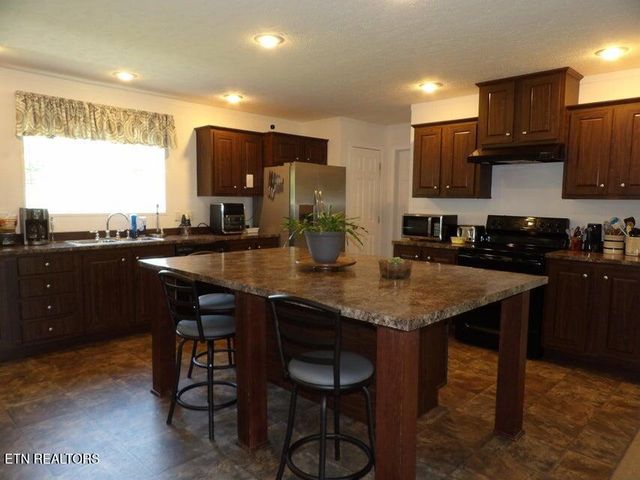 216 Slaton Farm Rd Rd, Dandridge, TN 37725