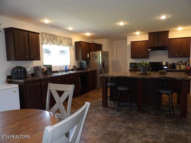 216 Slaton Farm Rd Rd, Dandridge, TN 37725