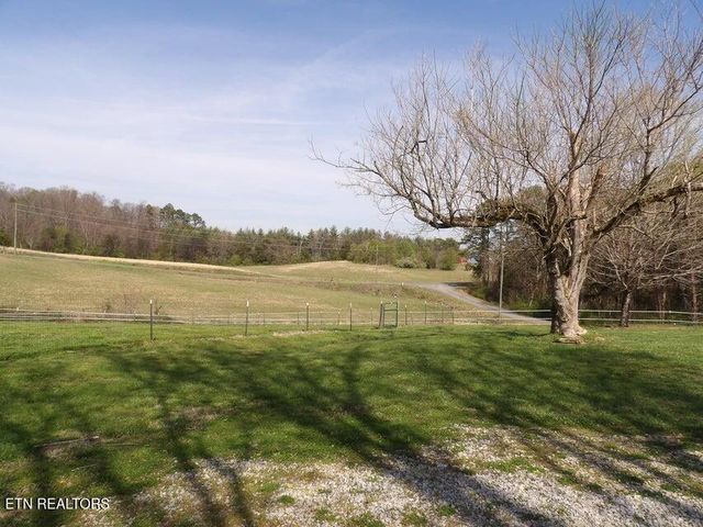216 Slaton Farm Rd Rd, Dandridge, TN 37725