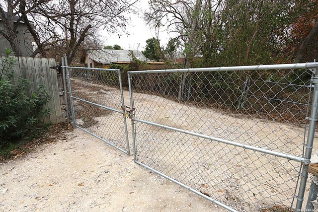 910 Culebra, San Antonio, TX 78201