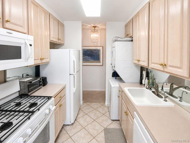27110 Grand Central Parkway 24B, Floral Park, NY 11005