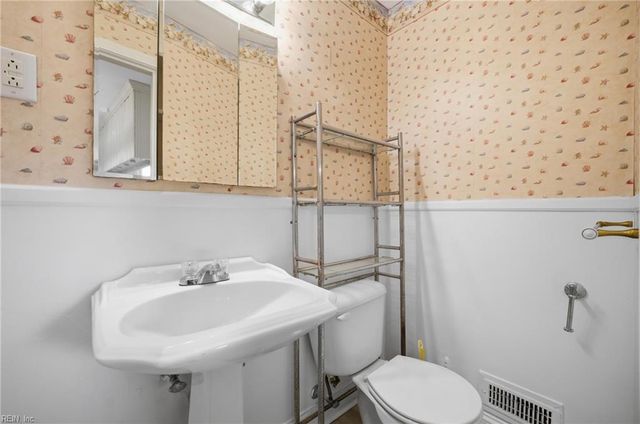 4004 Oak DR, Chesapeake, VA 23321