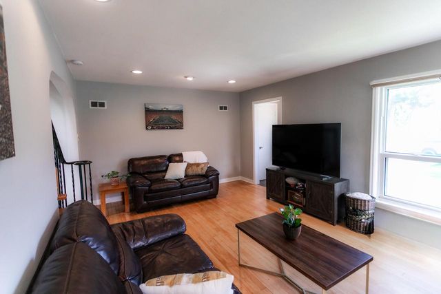 10540 Spring Green ROAD, Greenfield, WI 53228