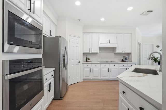 73 W Sandalbranch Circle, The Woodlands, TX 77382