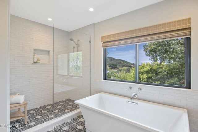 20 La Cam Road, Newbury Park, CA 91320