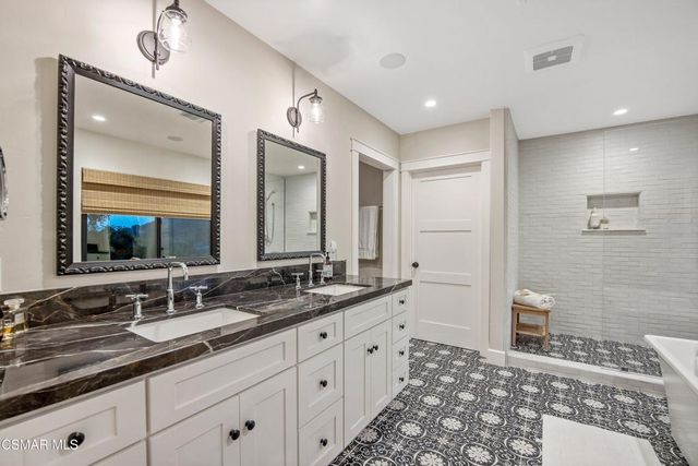 20 La Cam Road, Newbury Park, CA 91320