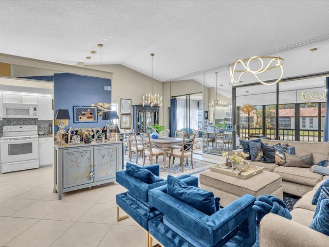 10215 N Circle Lake Drive 201, Boynton Beach, FL 33437