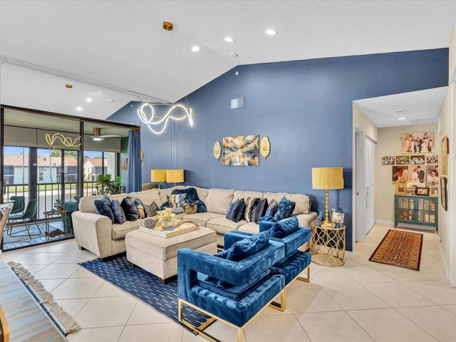 10215 N Circle Lake Drive 201, Boynton Beach, FL 33437