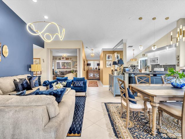 10215 N Circle Lake Drive 201, Boynton Beach, FL 33437