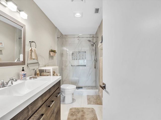 10215 N Circle Lake Drive 201, Boynton Beach, FL 33437