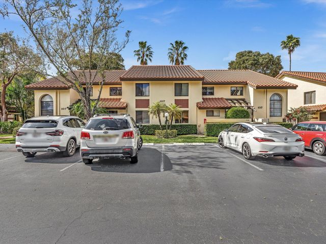 10215 N Circle Lake Drive 201, Boynton Beach, FL 33437
