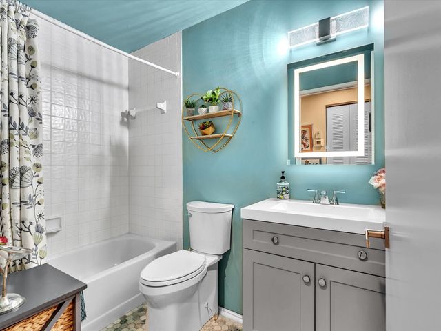 10215 N Circle Lake Drive 201, Boynton Beach, FL 33437