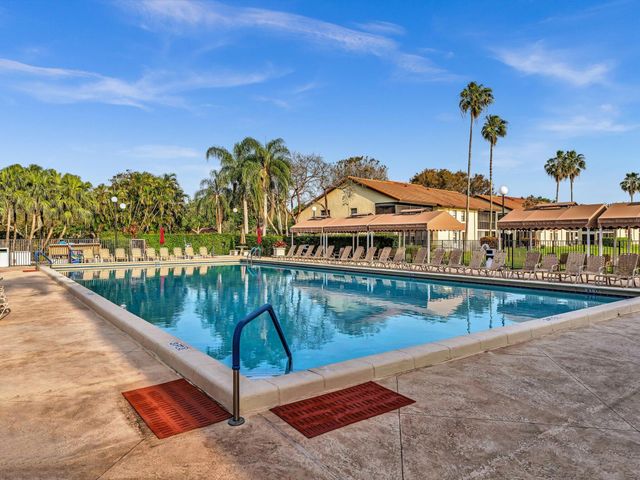 10215 N Circle Lake Drive 201, Boynton Beach, FL 33437