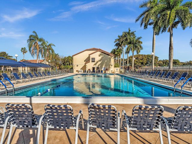 10215 N Circle Lake Drive 201, Boynton Beach, FL 33437