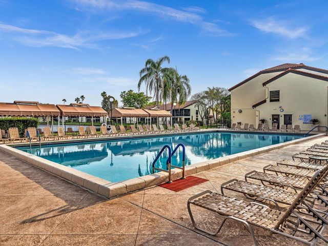 10215 N Circle Lake Drive 201, Boynton Beach, FL 33437