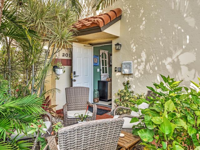 10215 N Circle Lake Drive 201, Boynton Beach, FL 33437