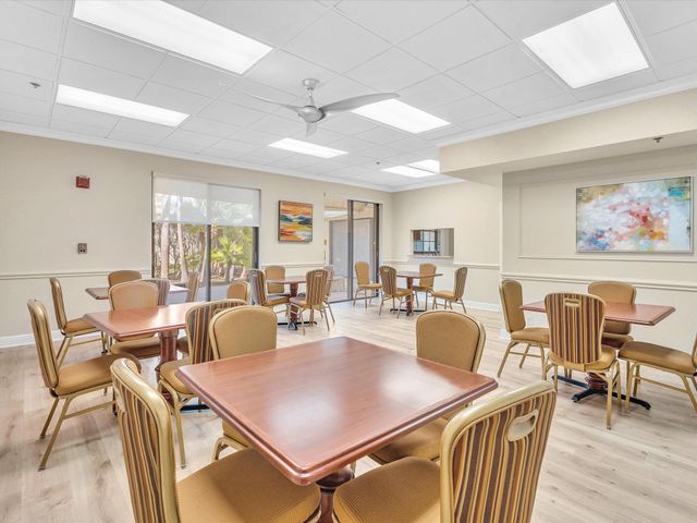 10215 N Circle Lake Drive 201, Boynton Beach, FL 33437