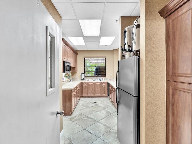 10215 N Circle Lake Drive 201, Boynton Beach, FL 33437