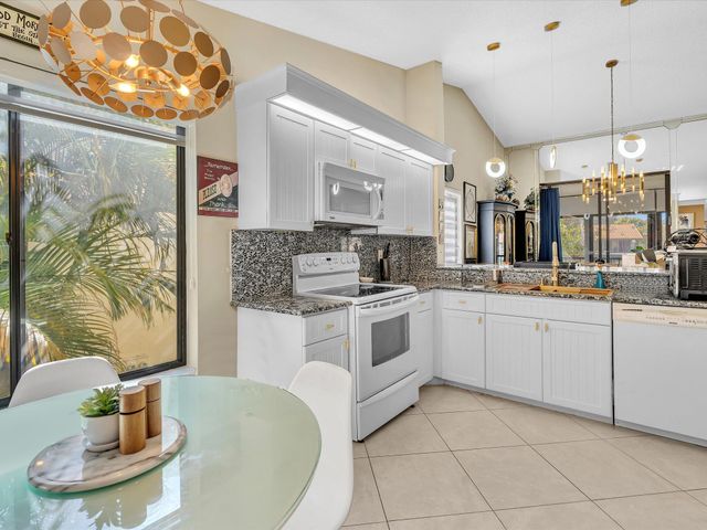 10215 N Circle Lake Drive 201, Boynton Beach, FL 33437