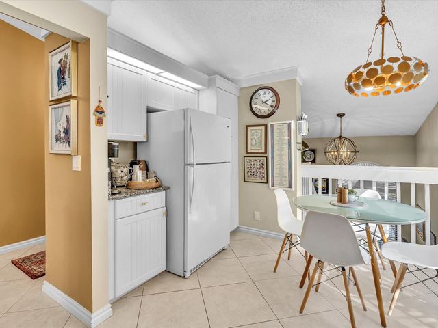 10215 N Circle Lake Drive 201, Boynton Beach, FL 33437