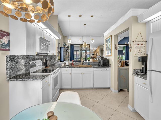 10215 N Circle Lake Drive 201, Boynton Beach, FL 33437