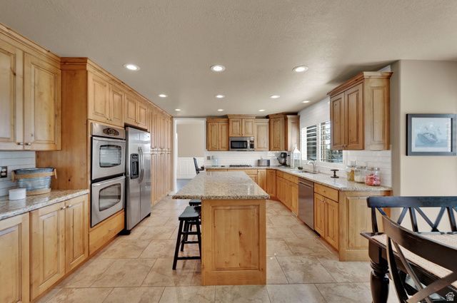 686 WELLINGTON DR, Kaysville, UT 84037
