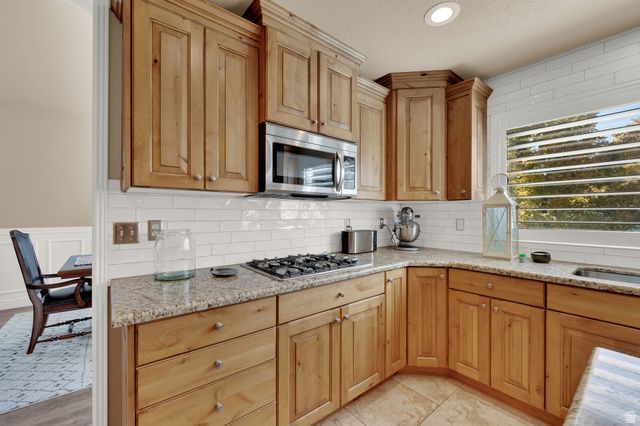 686 WELLINGTON DR, Kaysville, UT 84037