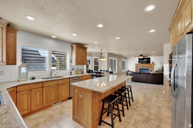 686 WELLINGTON DR, Kaysville, UT 84037