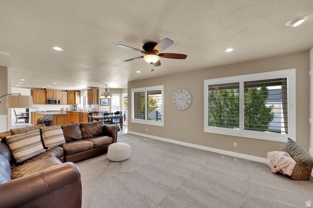686 WELLINGTON DR, Kaysville, UT 84037