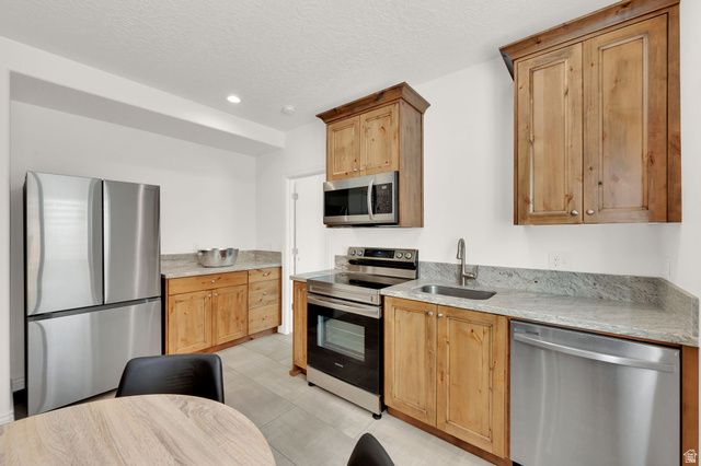 686 WELLINGTON DR, Kaysville, UT 84037