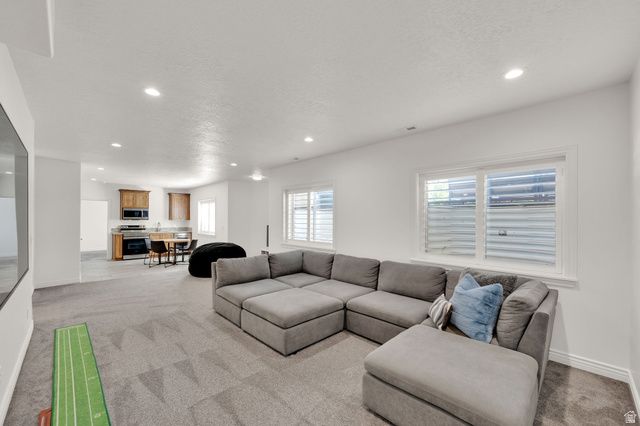 686 WELLINGTON DR, Kaysville, UT 84037