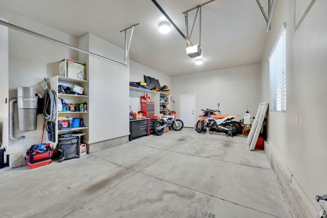 686 WELLINGTON DR, Kaysville, UT 84037
