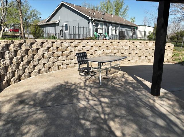 5183 Cherokee Lane, Mclouth, KS 66054