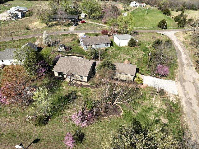 5183 Cherokee Lane, Mclouth, KS 66054