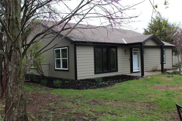 5183 Cherokee Lane, Mclouth, KS 66054