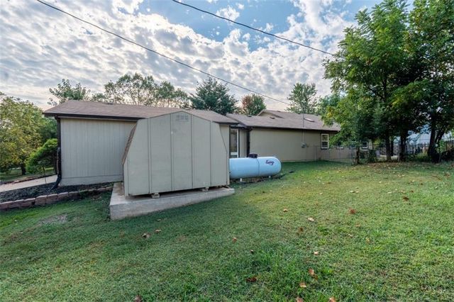 5183 Cherokee Lane, Mclouth, KS 66054