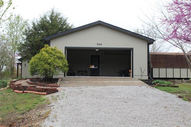 5183 Cherokee Lane, Mclouth, KS 66054