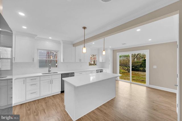 3 PEMBROKE LN, Toms River, NJ 08757
