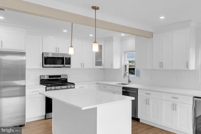 3 PEMBROKE LN, Toms River, NJ 08757