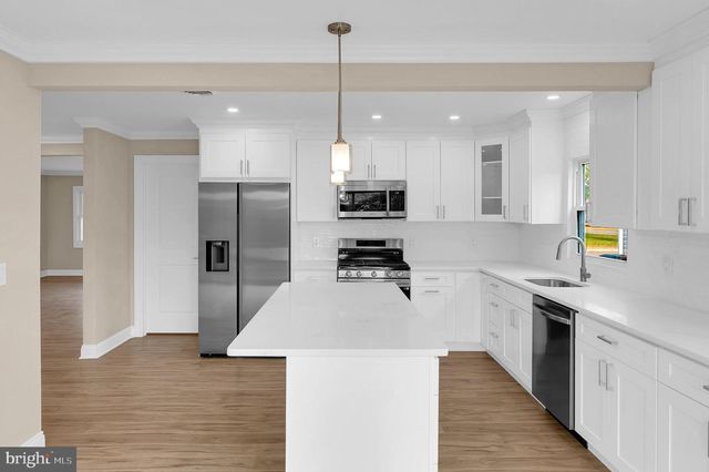 3 PEMBROKE LN, Toms River, NJ 08757