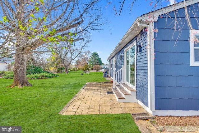 3 PEMBROKE LN, Toms River, NJ 08757
