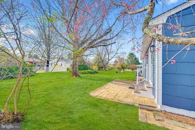 3 PEMBROKE LN, Toms River, NJ 08757
