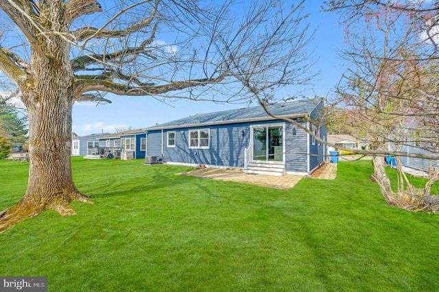 3 PEMBROKE LN, Toms River, NJ 08757