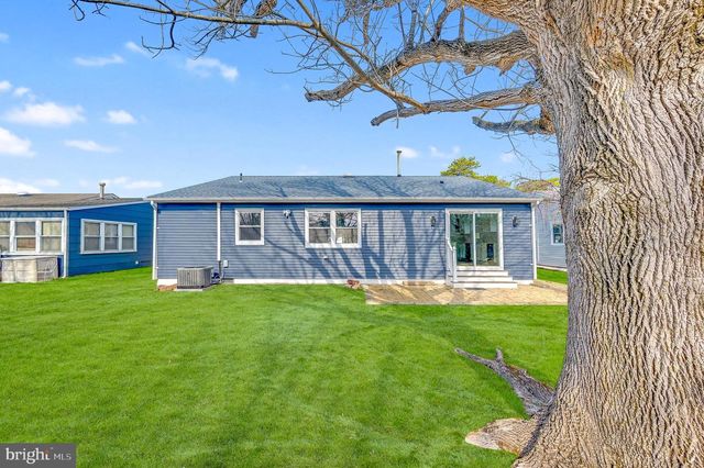 3 PEMBROKE LN, Toms River, NJ 08757