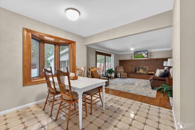 2105 Vernon Court, Trenton, MI 48183