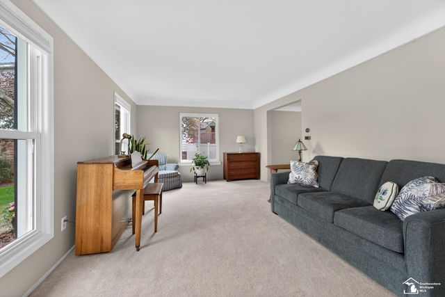 2105 Vernon Court, Trenton, MI 48183